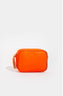oranje-leren-camera-schoudertas-met-goudkleurige-hardware-sweet-like-you-productfoto-vooraanzicht-1