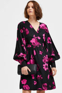 slfvaletta-jurk-zwart-selected-femme-modelfoto-vooraanzicht-1