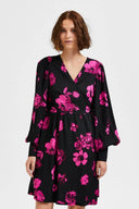 slfvaletta-jurk-zwart-selected-femme-modelfoto-vooraanzicht-2