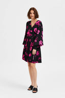 slfvaletta-jurk-zwart-selected-femme-modelfoto-vooraanzicht-3