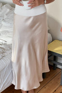 bovary-satijnen-midirok-neo-noir-gebroken-wit-model-vooraanzicht-2