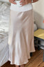 bovary-satijnen-midirok-neo-noir-gebroken-wit-model-vooraanzicht-2