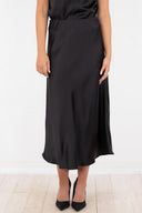 bovary-satijnen-midirok-neo-noir-zwart-model-vooraanzicht-4