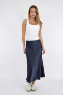 bovary-satijnen-midirok-neo-noir-navy-modelfoto-vooraanzicht-2