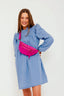 suede-heuptas-roze-met-rits-met-verstelbare-riem-sweet-like-you-model-vooraanzicht-1