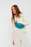 suede-heuptas-turquoise-met-rits-met-verstelbare-riem-sweet-like-you-model-vooraanzicht-1