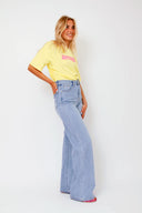 gabrielle-jeans-lichtblauw-sweet-like-you-model-zijaanzicht-1