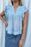 jayla-voile-top-lichtblauw-v-hals-mouwloos-model-close-up-3