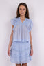 jayla-voile-top-lichtblauw-v-hals-mouwloos-model-vooraanzicht-7