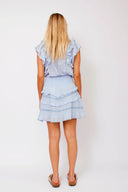 jayla-voile-top-lichtblauw-v-hals-mouwloos-model-achteraanzicht-2