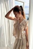 jayla-voile-top-beige-v-hals-mouwloos-model-vooraanzicht-1