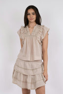 jayla-voile-top-beige-v-hals-mouwloos-model-vooraanzicht-2