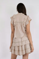 jayla-voile-top-beige-v-hals-mouwloos-model-achteraanzicht-1