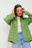 satijnen-gewatteerd-jasje-sweet-like-you-groen-model-vooraanzicht-1