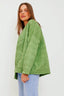 satijnen-gewatteerd-jasje-sweet-like-you-groen-model-zijaanzicht-1
