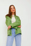 satijnen-gewatteerd-jasje-sweet-like-you-groen-model-vooraanzicht-3