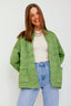 satijnen-gewatteerd-jasje-sweet-like-you-groen-model-vooraanzicht-4