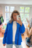 satijnen-gewatteerd-jasje-sweet-like-you-blauw-model-vooraanzicht-5
