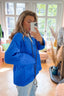 satijnen-gewatteerd-jasje-sweet-like-you-blauw-model-zijaanzicht-2