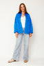 satijnen-gewatteerd-jasje-sweet-like-you-blauw-model-vooraanzicht-2