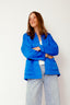 satijnen-gewatteerd-jasje-sweet-like-you-blauw-model-vooraanzicht-4