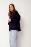 satijnen-gewatteerd-jasje-sweet-like-you-navyblauw-model-zijaanzicht-1