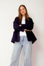 satijnen-gewatteerd-jasje-sweet-like-you-navyblauw-model-vooraanzicht-2