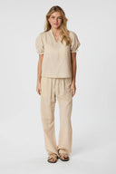 sonar-linnen-broek-beige-neo-noir-modelfoto-vooraanzicht