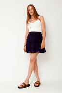 donna-voile-mini-rok-neo-noir-navyblauw-model-vooraanzicht-3
