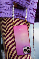 mystique-ombre-telefoonhoesje-iphone-paars-atelje-model-vooraanzicht-1