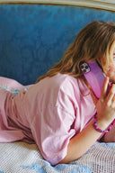 mystique-ombre-telefoonhoesje-iphone-paars-atelje-model-vooraanzicht-2