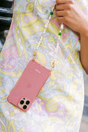 roze-bubblegum-iphone-hoesje-atelje-model-vooraanzicht-1