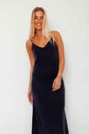 leslee-maxi-jurk-zwart-met-spleten-mbym-model-vooraanzicht-2