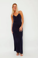 leslee-maxi-jurk-zwart-met-spleten-mbym-model-vooraanzicht-3