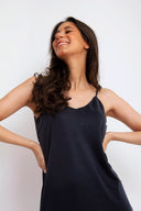 leslee-maxi-jurk-zwart-met-spleten-mbym-model-vooraanzicht-6