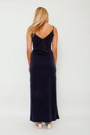 leslee-maxi-jurk-zwart-met-spleten-mbym-model-achteraanzicht-1