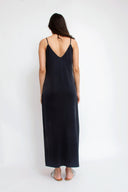 leslee-maxi-jurk-zwart-met-spleten-mbym-model-achteraanzicht-1