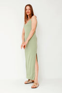 leslee-maxi-jurk-olive-groen-met-spleten-mbym-model-vooraanzicht-1