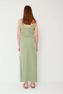 leslee-maxi-jurk-olive-groen-met-spleten-mbym-model-achteraanzicht-1