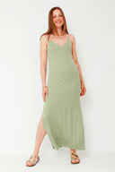 leslee-maxi-jurk-olive-groen-met-spleten-mbym-model-vooraanzicht-2