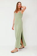 leslee-maxi-jurk-olive-groen-met-spleten-mbym-model-vooraanzicht-3