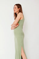 leslee-maxi-jurk-olive-groen-met-spleten-mbym-model-zijaanzicht-1