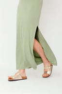 leslee-maxi-jurk-olive-groen-met-spleten-mbym-model-close-up-vooraanzicht-1