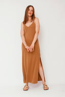 leslee-maxi-jurk-bruin-met-spleten-mbym-model-vooraanzicht-4