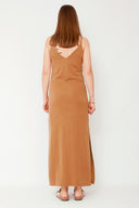 leslee-maxi-jurk-bruin-met-spleten-mbym-model-achteraanzicht-1