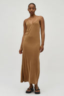 leslee-maxi-jurk-bruin-met-spleten-mbym-model-vooraanzicht-5