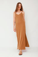 leslee-maxi-jurk-bruin-met-spleten-mbym-model-vooraanzicht-2