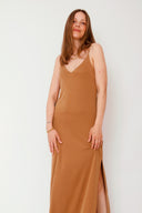 leslee-maxi-jurk-bruin-met-spleten-mbym-model-vooraanzicht-3