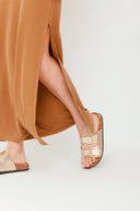 leslee-maxi-jurk-bruin-met-spleten-mbym-model-close-up-vooraanzicht-1