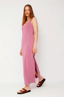 leslee-maxi-jurk-roze-met-spleten-mbym-model-vooraanzicht-1